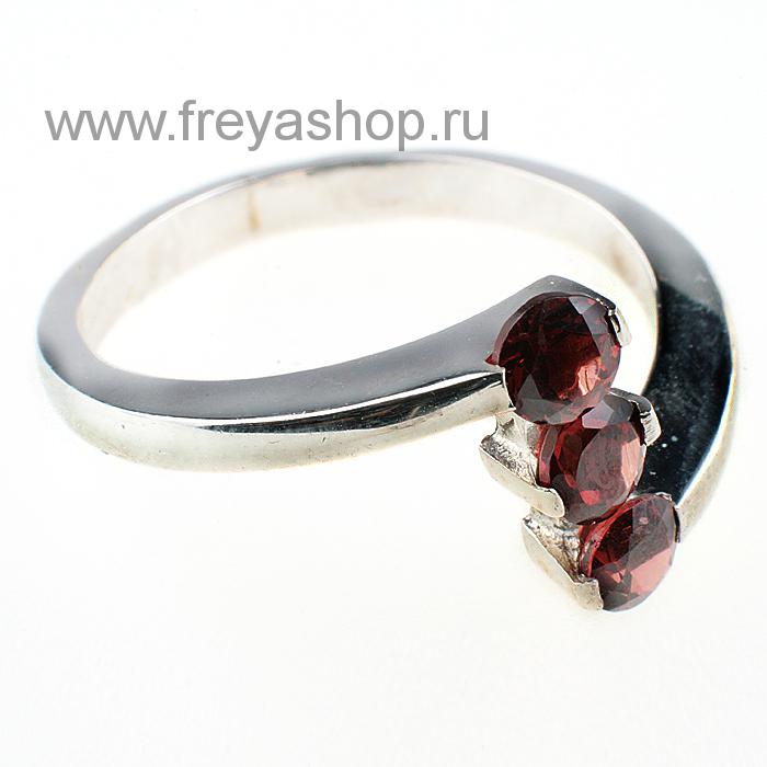 Серебряное кольцо с тремя вертикально расположенными гранатами, Россия