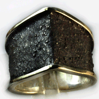 Массивное кольцо из серебра с плотным чернением Эквадор