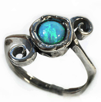 Тонкое кольцо средневековый стиль из серебра с опалом и завитушками Израиль
