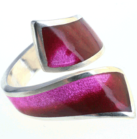 Ярко-розовое кольцо-спираль серебро 975 Эквадор