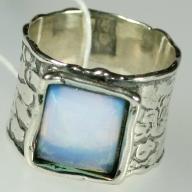 серебряное кольцо с лунным камнем